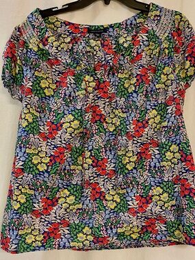 Tommy Hilfiger Cotton floral short sleeve pullover Shirt. Keyhole Front W/Tie.